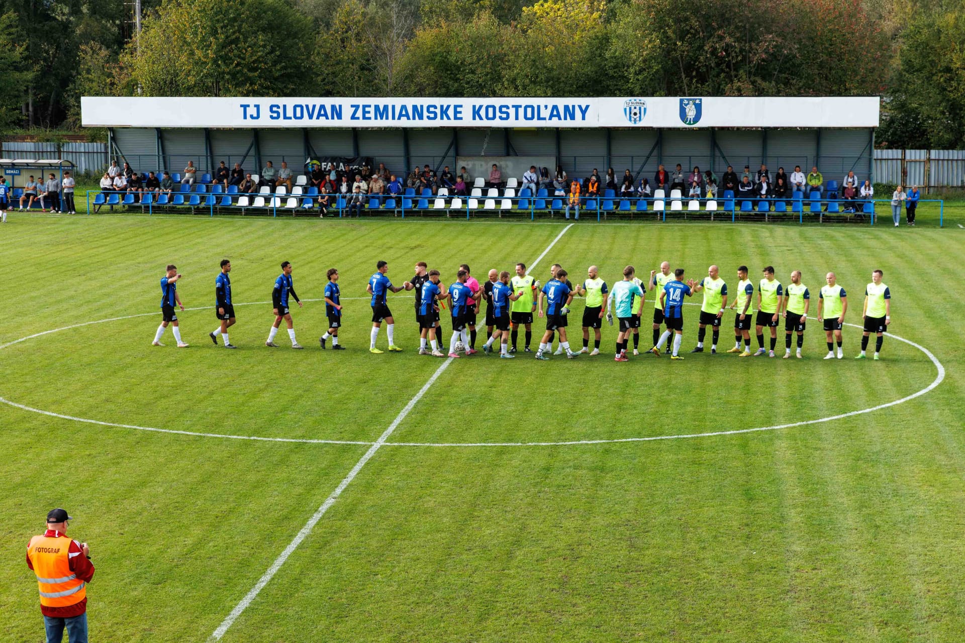 Začiatok zápasu — tímy sa pripravujú na prvý výkop